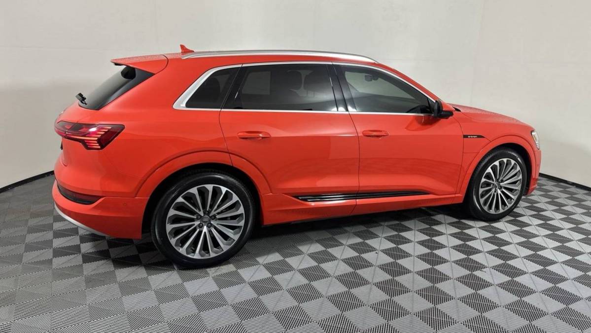 2019 Audi e-tron WA1VAAGE3KB021176