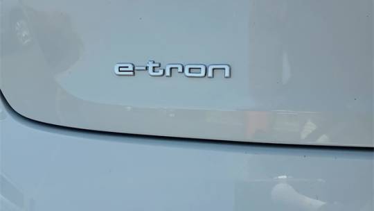 2019 Audi e-tron WA1LAAGE5KB009053