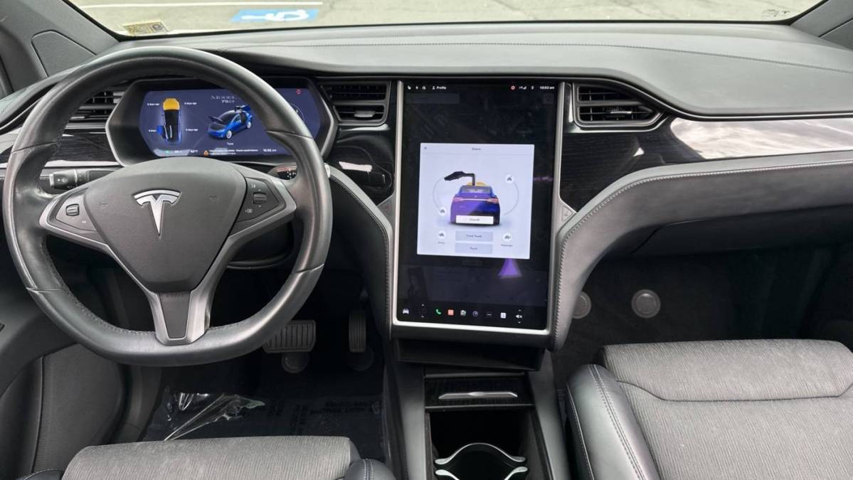 2018 Tesla Model X 5YJXCDE29JF109471