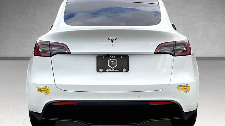 2021 Tesla Model Y 5YJYGAEE2MF204525