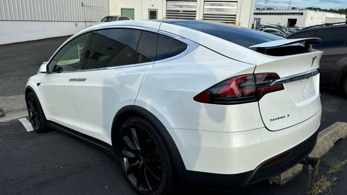 2018 Tesla Model X 5YJXCBE23JF113181