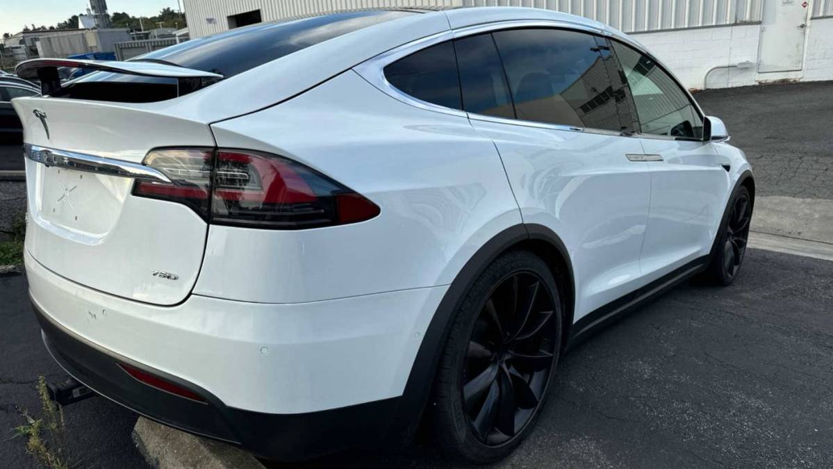 2018 Tesla Model X 5YJXCBE23JF113181