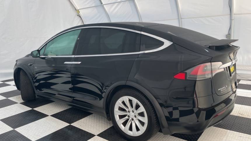 2018 Tesla Model X 5YJXCBE23JF111981