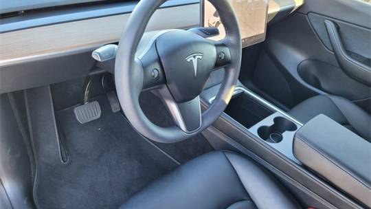 2021 Tesla Model Y 5YJYGDEE2MF199585