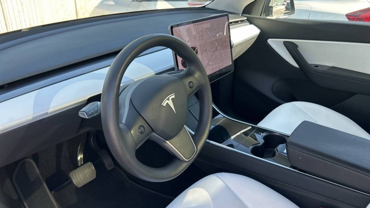 2021 Tesla Model Y 5YJYGDEE7MF060990