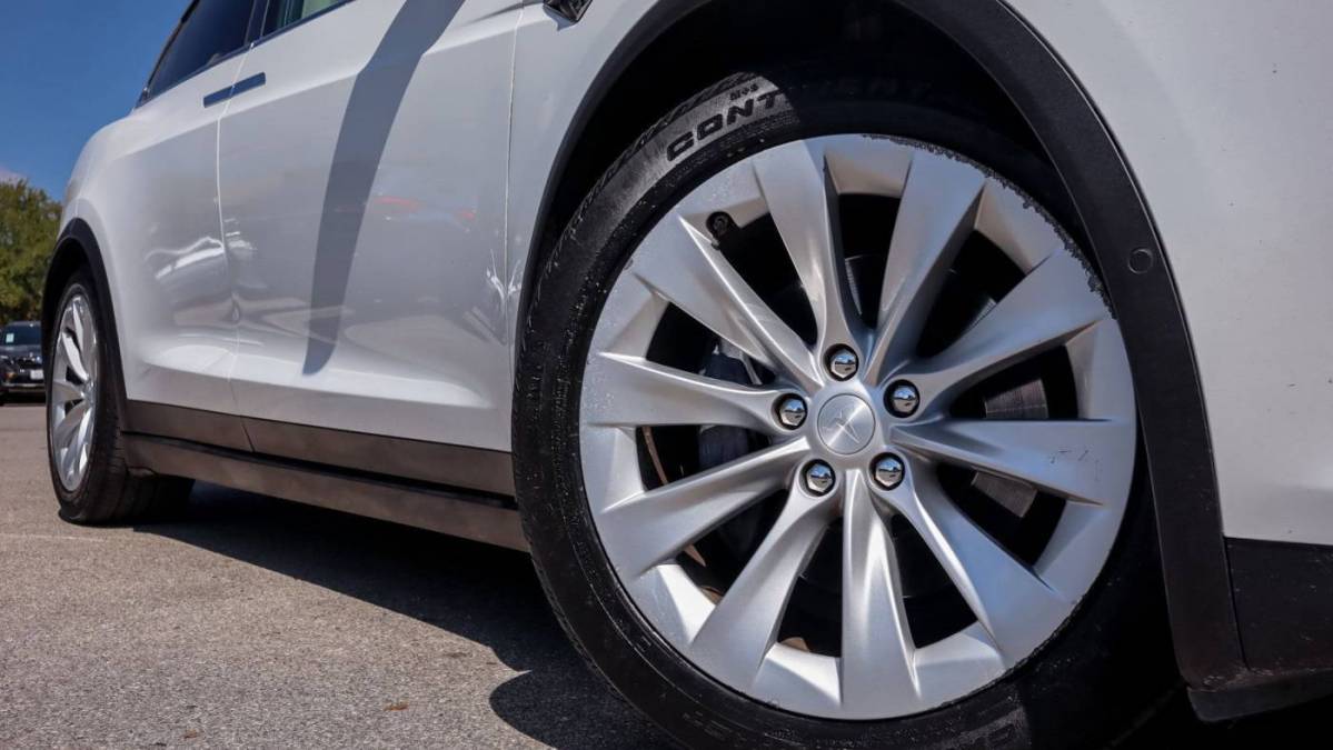 2018 Tesla Model X 5YJXCDE23JF090240