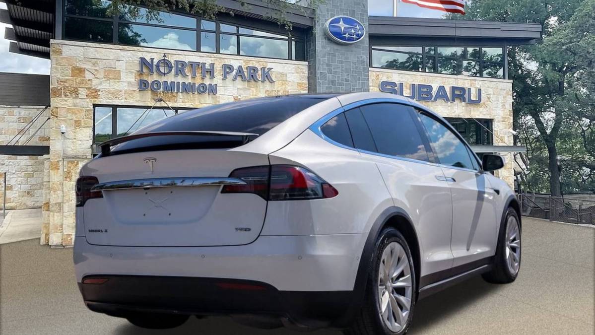 2018 Tesla Model X 5YJXCDE23JF090240