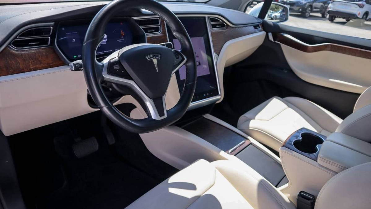 2018 Tesla Model X 5YJXCDE23JF090240