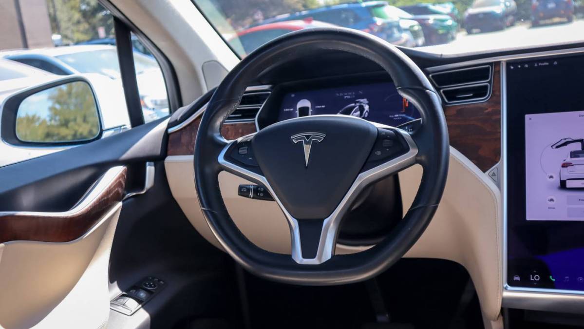 2018 Tesla Model X 5YJXCDE23JF090240