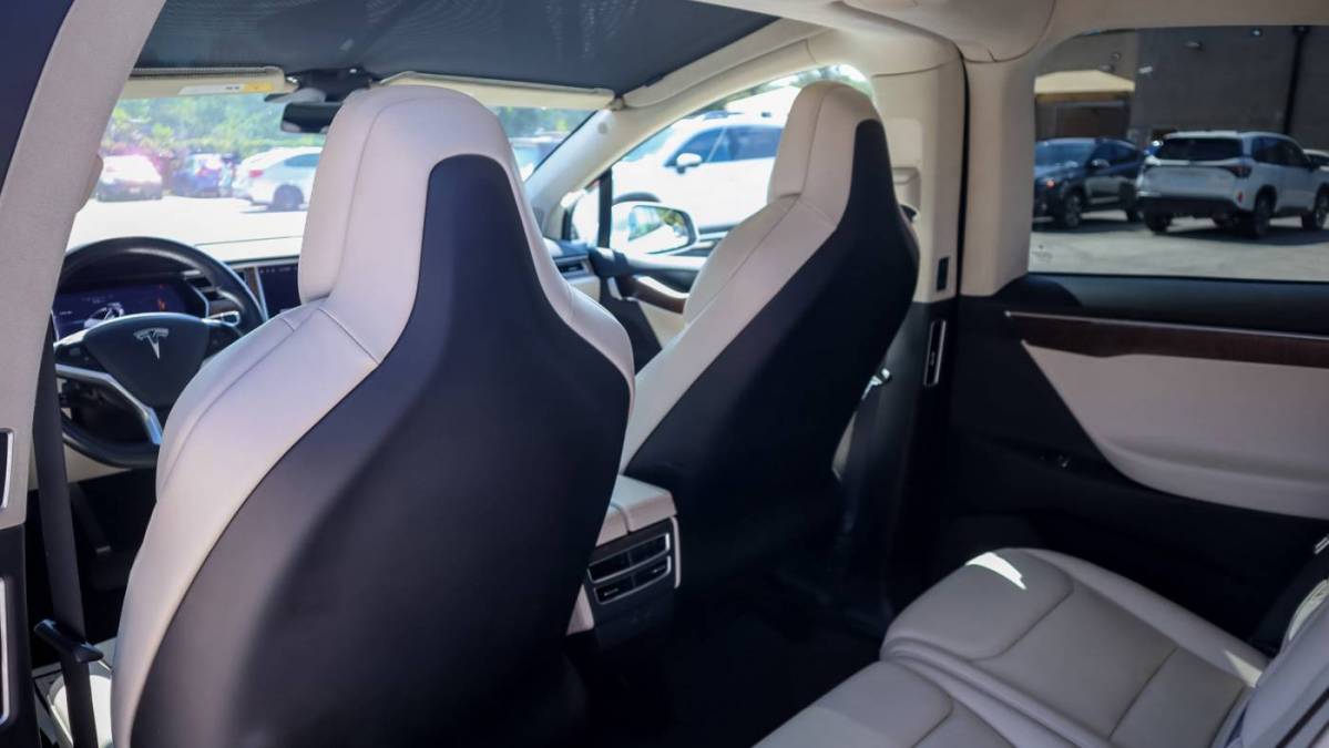 2018 Tesla Model X 5YJXCDE23JF090240