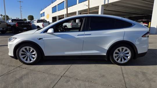 2017 Tesla Model X 5YJXCDE25HF061056