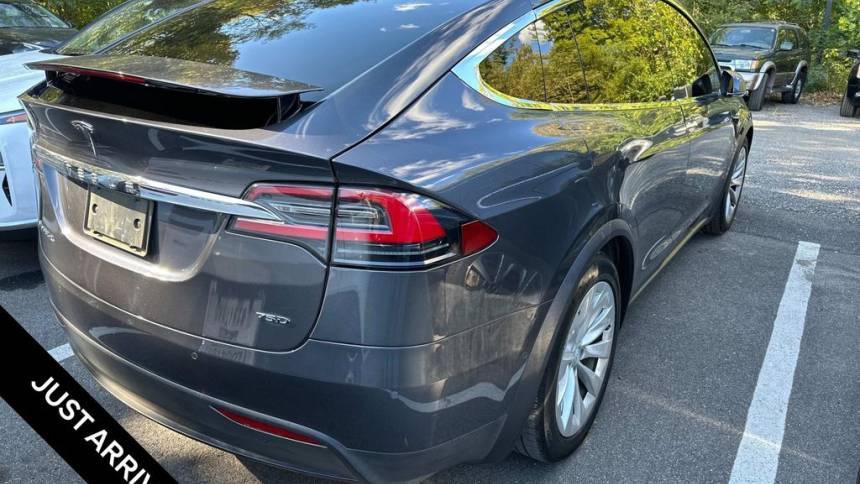 2018 Tesla Model X 5YJXCDE27JF101952