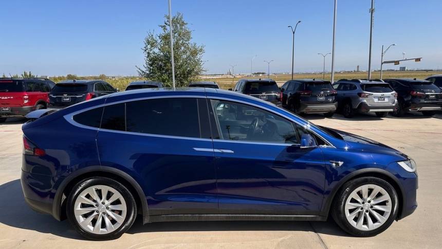 2018 Tesla Model X 5YJXCBE21JF110599