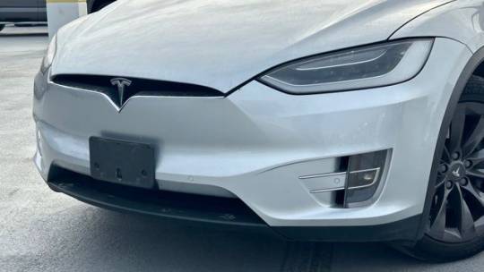 2018 Tesla Model X 5YJXCDE25JF121102