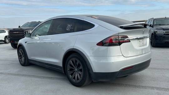 2018 Tesla Model X 5YJXCDE25JF121102