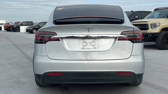 2018 Tesla Model X 5YJXCDE25JF121102