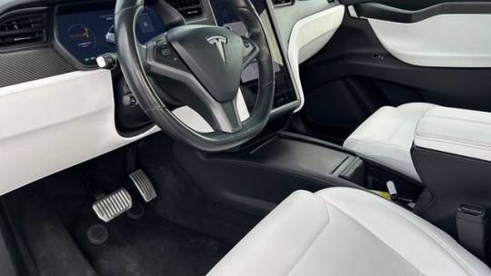 2018 Tesla Model X 5YJXCDE25JF121102