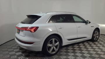 2019 Audi e-tron WA1LAAGE9KB024221