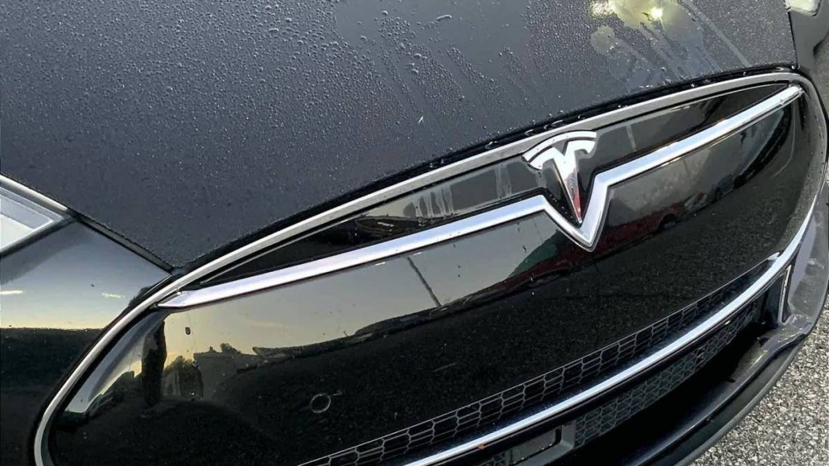 2015 Tesla Model S 5YJSA1V28FF098727