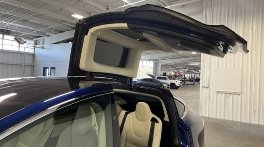 2018 Tesla Model X 5YJXCDE24JF141549