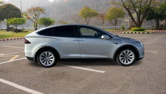 2018 Tesla Model X 5YJXCAE27JF140975