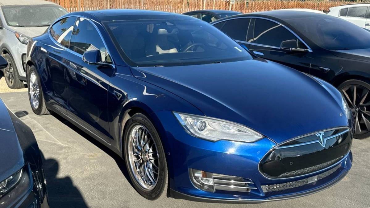 2015 Tesla Model S 5YJSA1H40FF085838