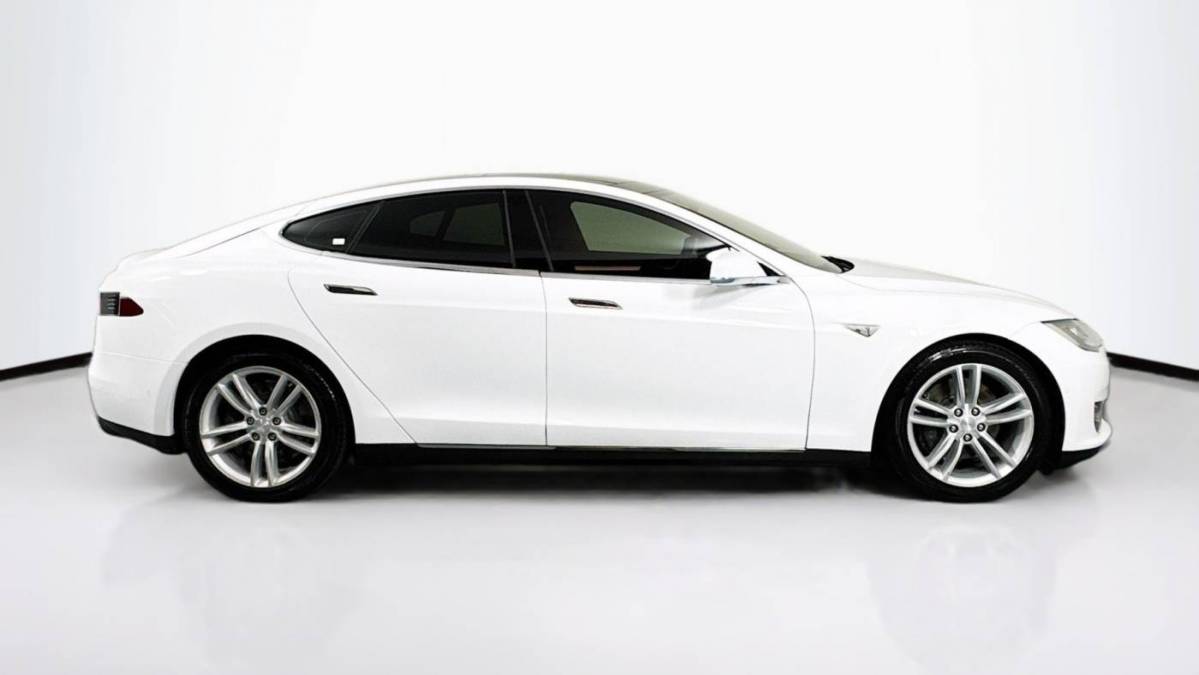 2015 Tesla Model S 5YJSA1E27FF105828