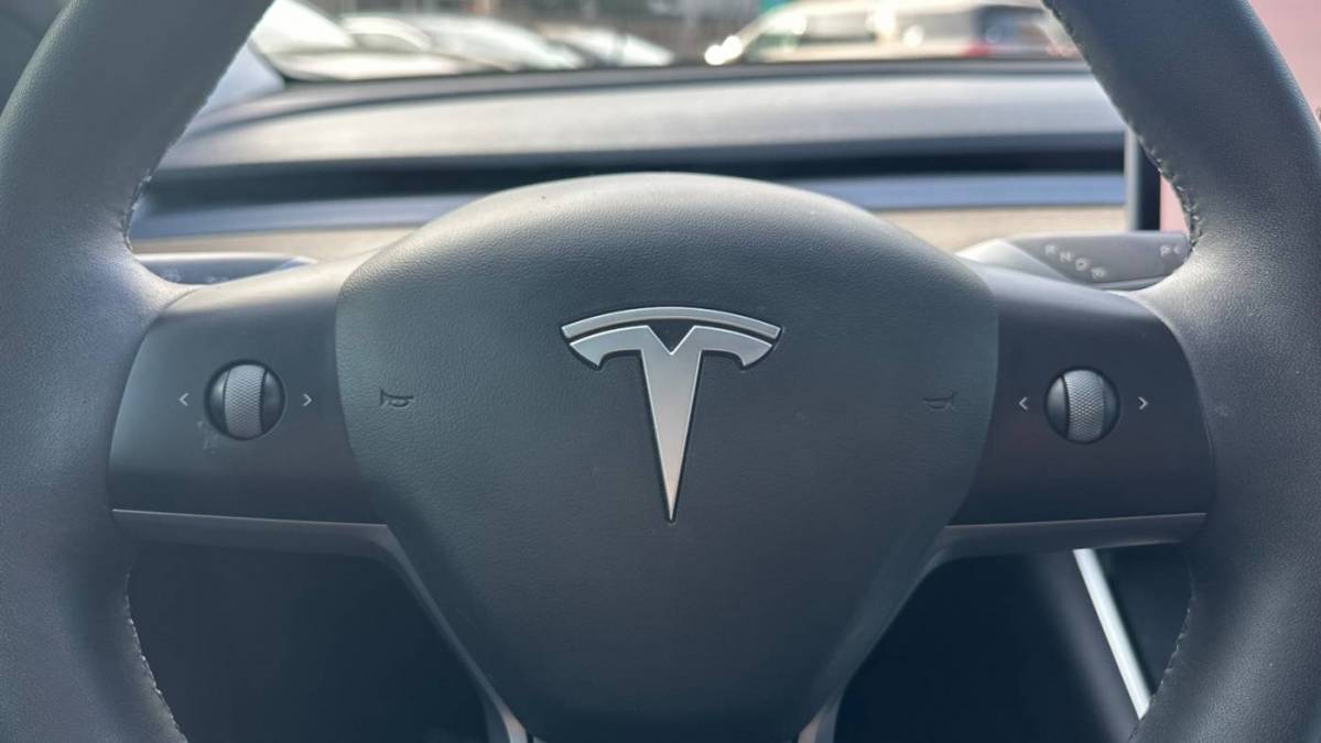 2021 Tesla Model Y 5YJYGDEE1MF093984