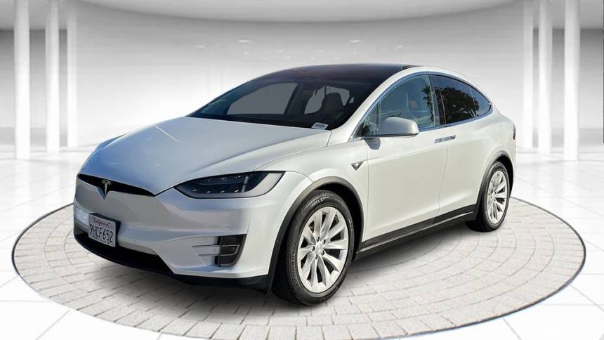 2018 Tesla Model X 5YJXCDE22JF100823