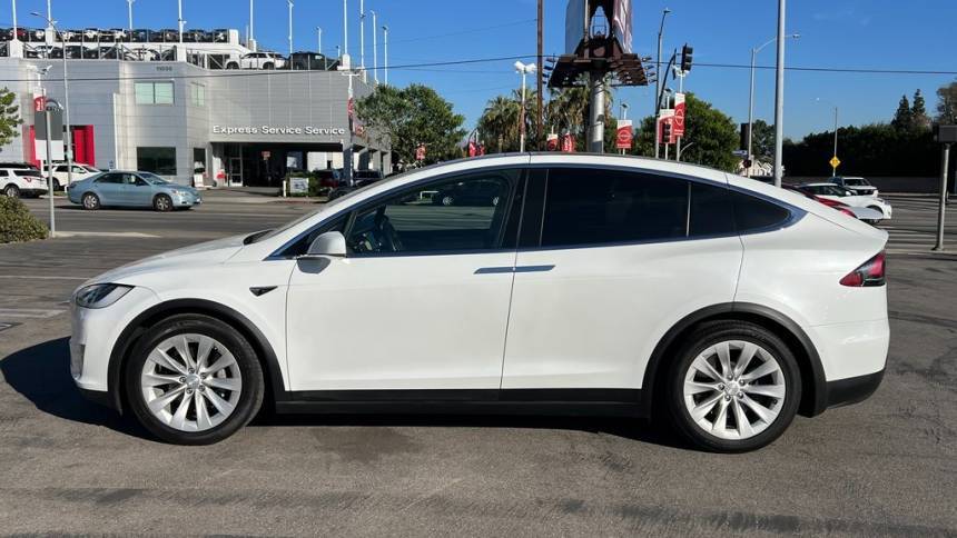 2018 Tesla Model X 5YJXCDE22JF100823