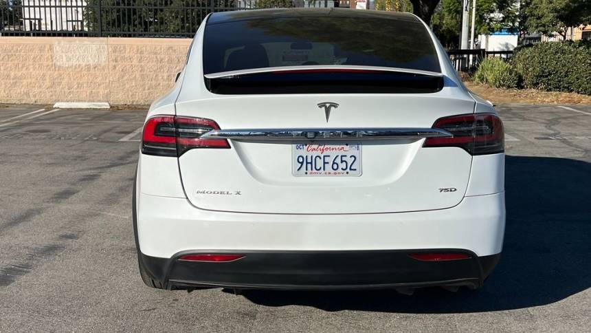 2018 Tesla Model X 5YJXCDE22JF100823