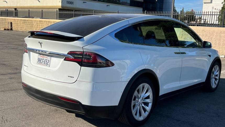 2018 Tesla Model X 5YJXCDE22JF100823