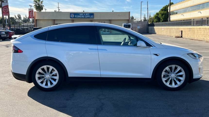 2018 Tesla Model X 5YJXCDE22JF100823