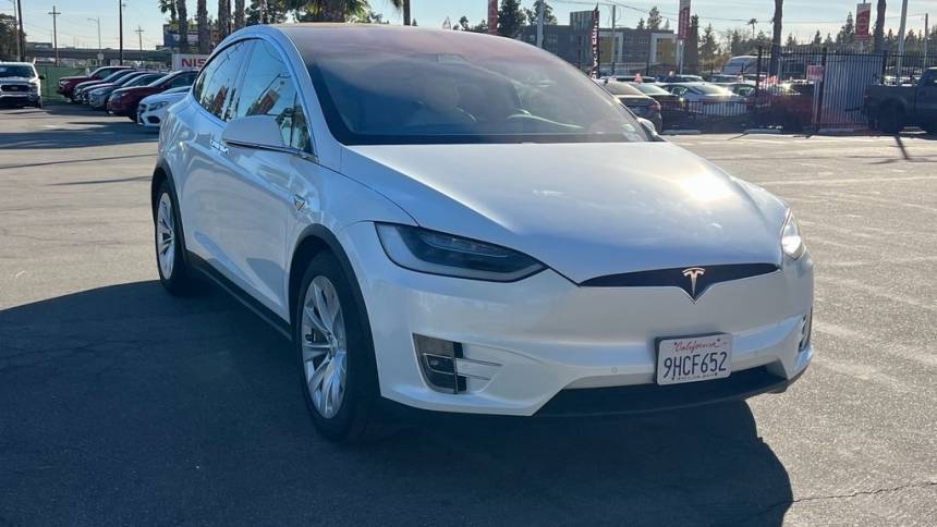 2018 Tesla Model X 5YJXCDE22JF100823