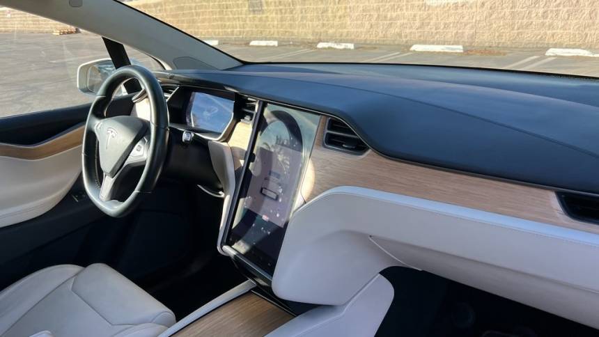 2018 Tesla Model X 5YJXCDE22JF100823