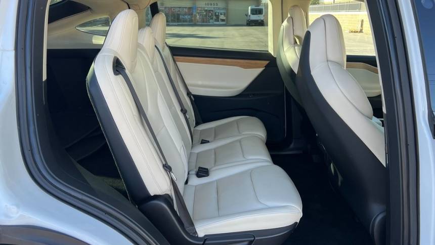 2018 Tesla Model X 5YJXCDE22JF100823