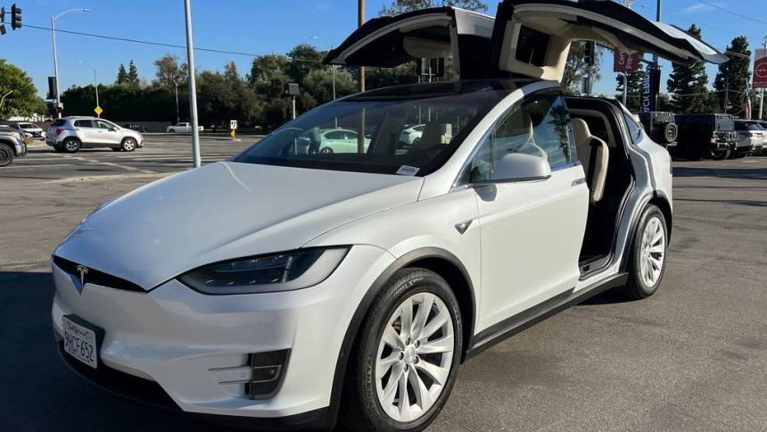 2018 Tesla Model X 5YJXCDE22JF100823