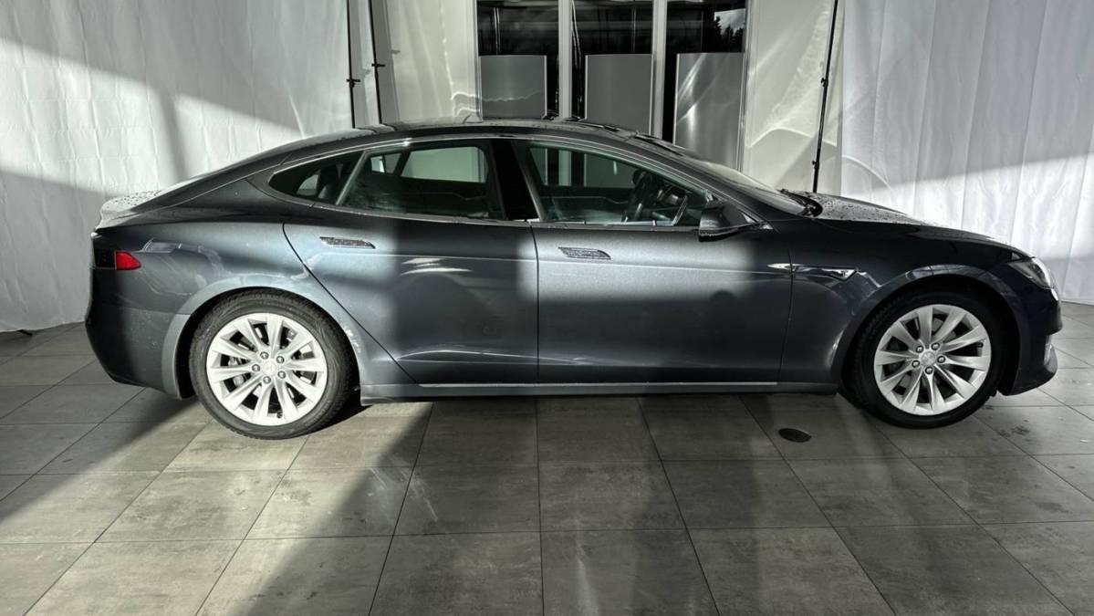 2016 Tesla Model S 5YJSA1E22GF149625