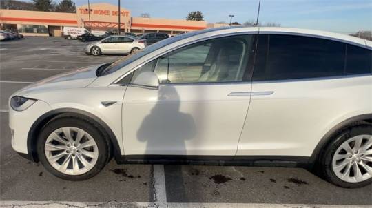 2018 Tesla Model X 5YJXCDE21JF133960