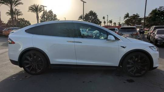 2018 Tesla Model X 5YJXCBE25JF125963