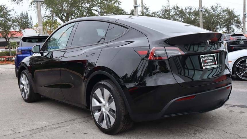 2024 Tesla Model Y 7SAYGDEDXRF095069