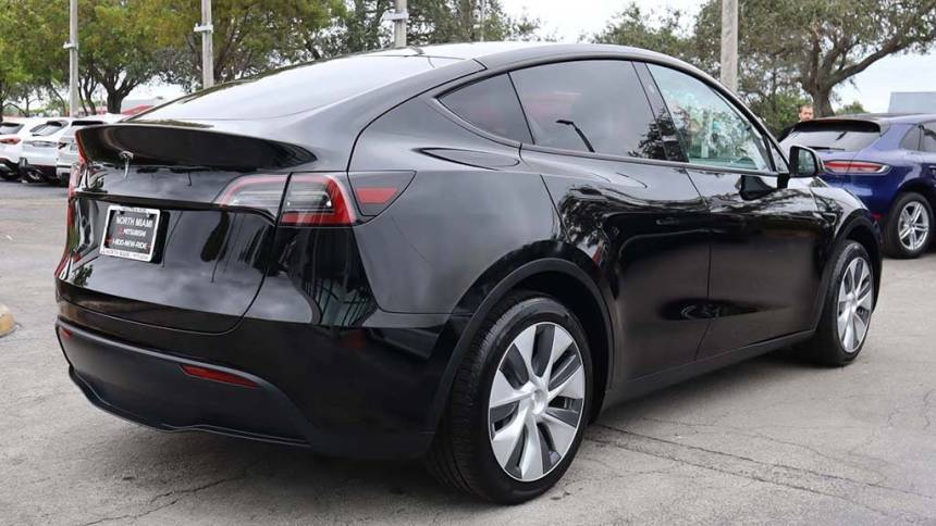 2024 Tesla Model Y 7SAYGDEDXRF095069