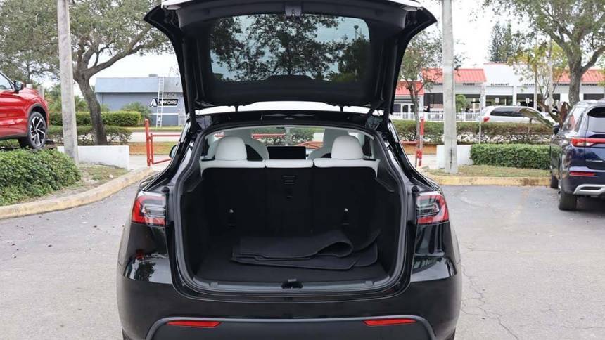 2024 Tesla Model Y 7SAYGDEDXRF095069