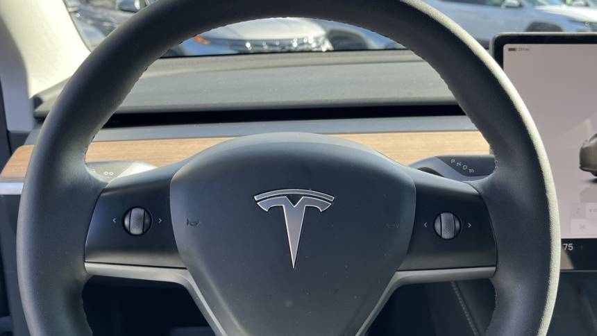 2024 Tesla Model Y 7SAYGDEE5RA215950