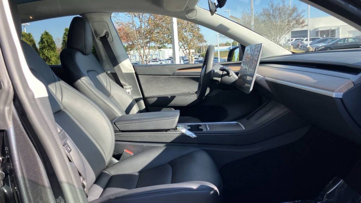 2024 Tesla Model Y 7SAYGDED0RF004651