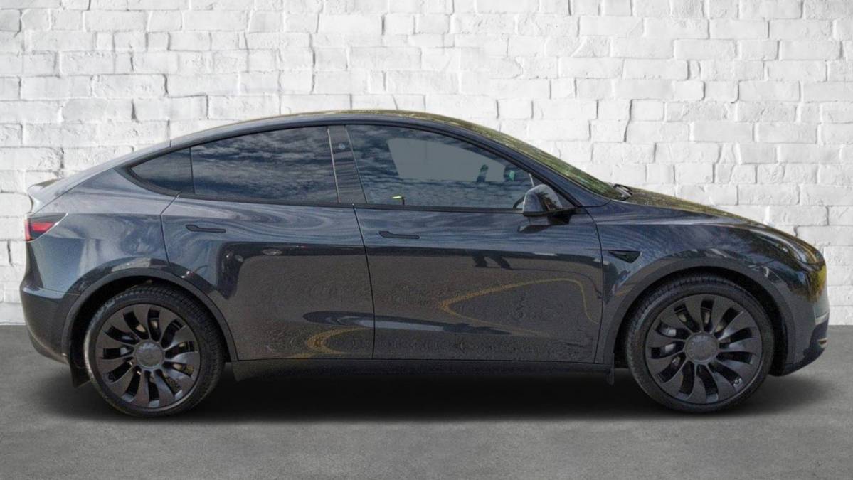 2024 Tesla Model Y 7SAYGDEE9RF995101