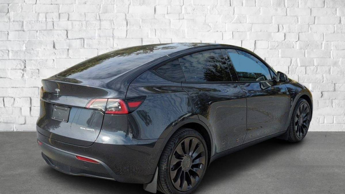 2024 Tesla Model Y 7SAYGDEE9RF995101