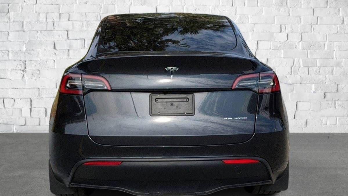 2024 Tesla Model Y 7SAYGDEE9RF995101