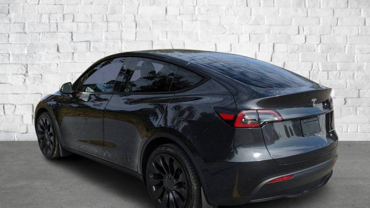 2024 Tesla Model Y 7SAYGDEE9RF995101