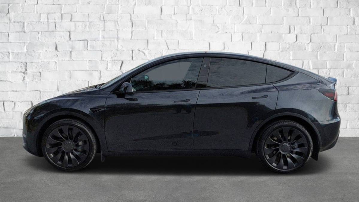 2024 Tesla Model Y 7SAYGDEE9RF995101